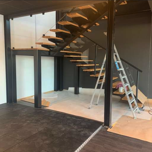 Modern trappa med trästeg