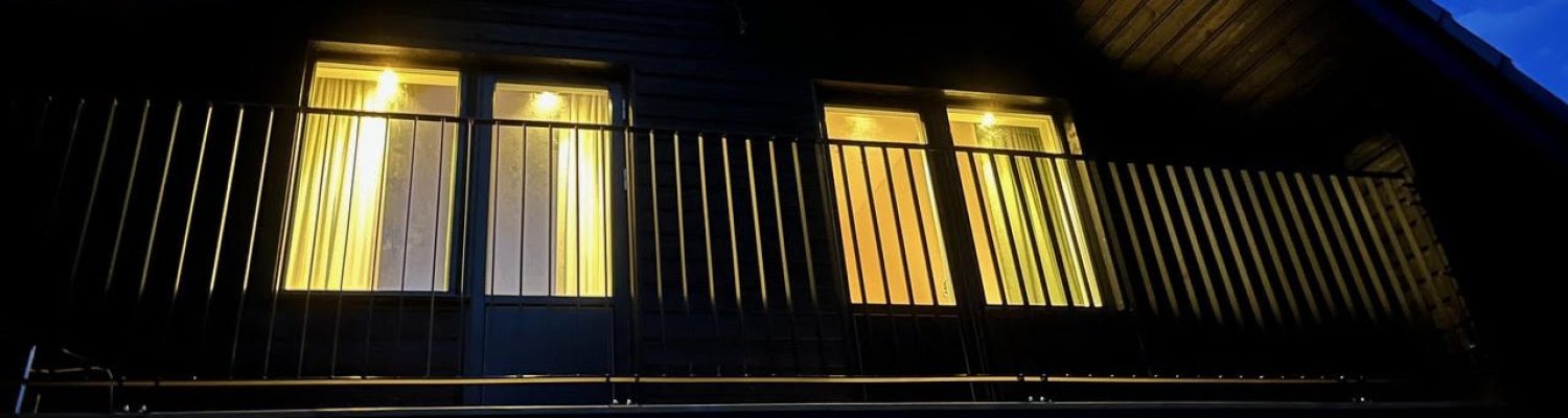 smidesräcke balkong i mörker